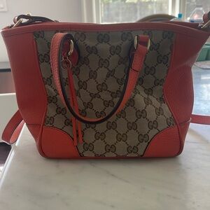 Small Gucci cross body comes with dust bag